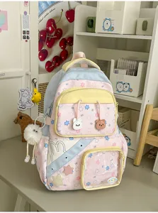 Pastelkleurige schoolrugzak met grote capaciteit en leuke hangers voor jonge meisjes.