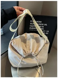Vue détaillée du sac bandoulière unicolore avec cordon et sangle réglable en tissu doux.