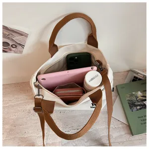 Vue détaillée du sac cabas en toile épaisse montrant l'organisation intérieure et les essentiels.