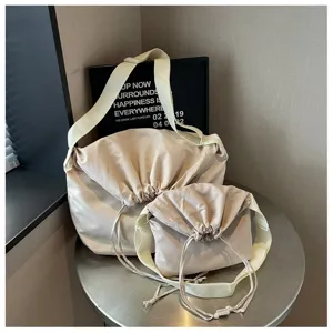Détail de sac bandoulière minimaliste à cordon, grand sac hobo en nylon pour tous les jours.