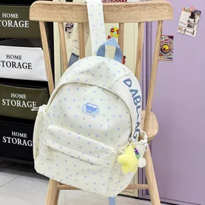 Leuke canvas rugzak met schattige sterrenprint en pluizige hanger voor dagelijks gebruik.