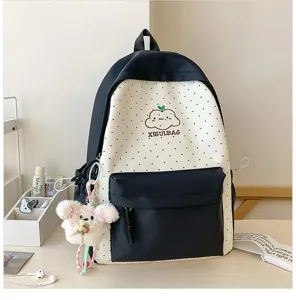 Detailopname van de schattige Japanse stijve polkadots rugzak met een mooie pluche hanger.