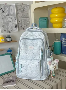 Gedetailleerd overzicht van de schattige Japanse stippenrugzak met pluizige konijnenhanger.