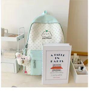Gedetailleerd overzicht van de schattige mintgroene polka dot rugzak met pluche berenhanger.