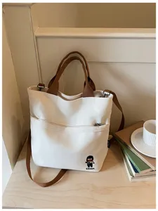 Vue détaillée du sac cabas en toile épaisse de style coréen avec poche zippée à l'avant.