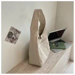 Minimalistische beige Segeltuch Hobo Umhängetasche Detailansicht, lässige Alltagstasche.
