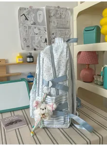 Gedetailleerd overzicht van de schattige Japanse stijlen stip rugzak met een beer pluche.