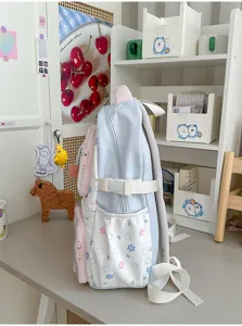 Leuke pastelkleurige schoolrugzak zijkant detail in blauw en roze met sterrenprint.