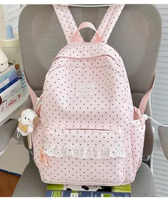 Leuke roze polkadot schoolrugzak met kantvolant en schattige puppyhanger voor dagelijks gebruik.