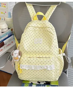 Schattige gele stippen rugzak met kantrand en puppy hanger voor dagelijks schoolgebruik.