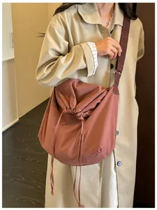 Sac bandoulière décontracté minimaliste avec cordon grand sac souple pour tous les jours.