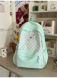 Mintgroene ruitjes schoolrugzak met berenborduurwerk en ruim ontwerp voor dagelijks gebruik.