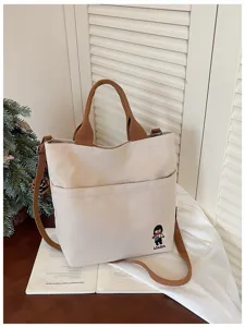 Sac cabas en toile avec anses marron, poche avant et charmante broderie pour le quotidien.