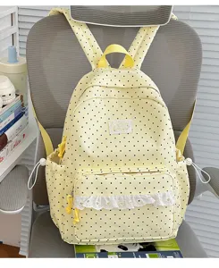 Leuke gele rugzak met zwarte stippen, schattig wit kantrandje en handig voorvak ontwerp.