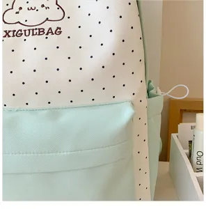 Close-up detail van schattige Japanse polkadot rugzak, leuk geborduurd ontwerp, frisse mint.