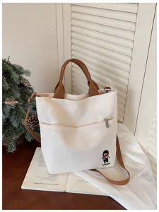 Vue de détail du sac cabas en toile coréenne avec anses marron dans un décor soigné.