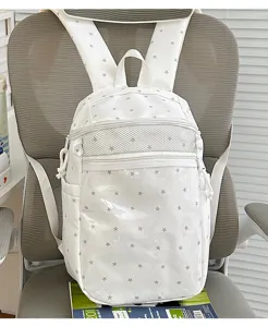 Detail van witte rugzak met sterrenpatroon, transparante voorzak en mesh-inzetstuk.