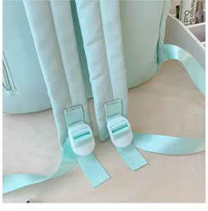 Gedetailleerd overzicht van mintgroene rugzakriemen en plastic gespen. Vrijetijdsschooltas.
