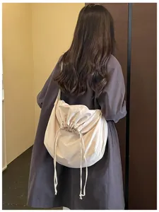 Sac bandoulière minimaliste à cordon avec grande capacité, sac souple pour un usage quotidien.