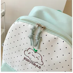 Schattige stippen rugzak detail met borduurwerk, frisse casual schooltas voor dagelijks gebruik.