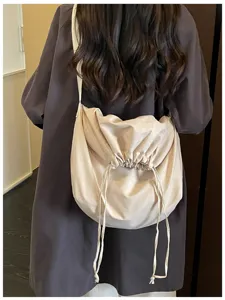 Sac bandoulière minimaliste uni à cordon, grand sac souple style hobo unisexe élégant.