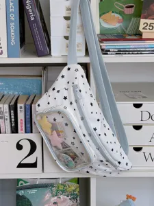 Détail de sac poitrine ita transparent, sac bandoulière en toile à motif d'étoiles.