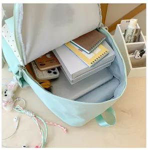 Gedetailleerd overzicht van de mintgroene rugzak met grote opbergruimte voor laptop en boeken.