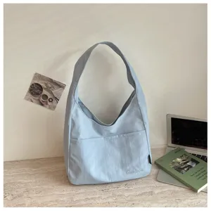 Hellblaue lässige Canvas Schultertasche mit Vordertasche, schlichte vielseitige Tasche.