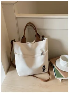Sac cabas en toile style coréen avec anses marron et poche zippée pour le quotidien.