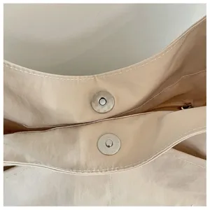 Nahaufnahme des lässigen Canvas-Tragetaschen-Magnetverschlusses und der sauberen Innennähte.