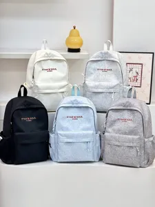 Mehrfarbiger lässiger Studenten-Rucksack Detailansicht, leichte tägliche Schultasche.