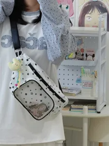 Vue rapprochée détaillée d'un sac ita transparent à motif d'étoiles blanches porté.