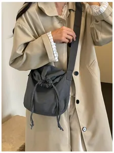 Sac bandoulière minimaliste à cordon pour femmes et hommes, sac fourre-tout uni quotidien.