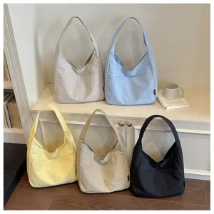 Minimalistische Canvas Umhängetasche, lässiger Shopper für Alltag, Pendeln und Studierende.