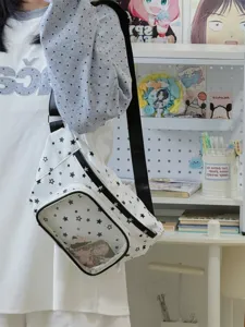 Vue détaillée du joli sac ita blanc étoilé avec fenêtre transparente pour badges et style.