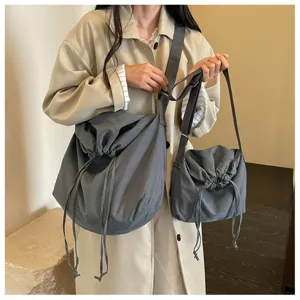 Vue détaillée du sac bandoulière fourre-tout unicolore à cordon pour un usage quotidien.