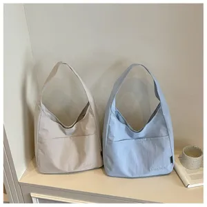 Detailaufnahme der minimalistischen einfarbigen Canvas-Umhängetasche mit Vordertasche.