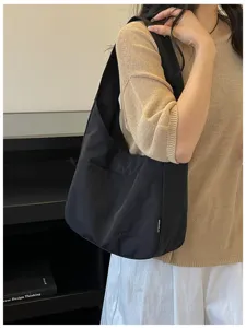 Minimalistische schwarze Canvas Schultertasche fur Damen Alltag Arbeit und Studenten.