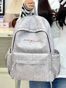 Lässiges graues Rucksack-Detail mit einifarbigem Design, Fronttasche und robustem Material.