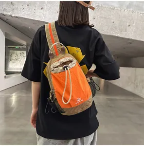 Bolso cruzado para deportes al aire libre, mochila ligera con cordón en color de contraste.