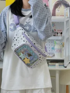 Vue détaillée du sac de poitrine transparent mignon avec motif d'étoiles et accents.