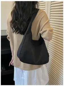 Detailaufnahme einer minimalistischen schwarzen Canvas-Umhängetasche für den Alltag.