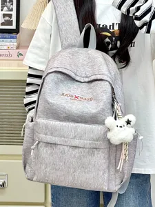 Grauer melierter lässiger Tagesrucksack mit süßem flauschigen Bärenanhänger für Studenten.