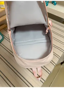 Roze casual rugzak interieur detailweergave toont een ruim hoofdvak en opbergruimte.