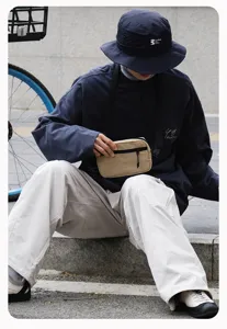 Gedetailleerd overzicht van de casual canvas crossbodytas buiten, compact telefoondesign.