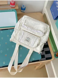 Gedetailleerd uitzicht van schattige canvas schoolrugzak met sterrenmotief en doorzichtige zak.
