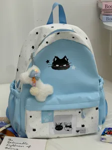 Detailopname van schattige blauw-witte sterrenrugzak met kattenprint en pluche hanger.