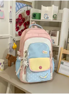 Detail van de pastelkleurige color-block schoolrugzak met meerdere zakken en leuke hangers.