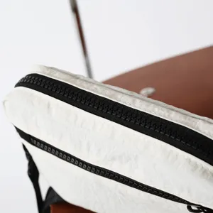 Casual witte schoudertas met zwarte rits, draagbare telefoon tas voor dagelijks gebruik buitenshuis.