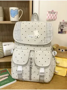 Gedetailleerd overzicht van de Koreaanse stijlgroene polkadotrugzak met konijnenpatch en zakken.